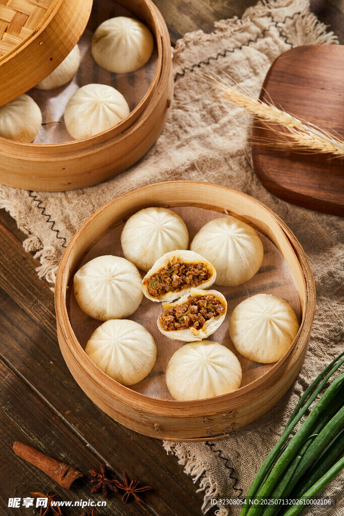 传统竹制蒸笼里的美味包子