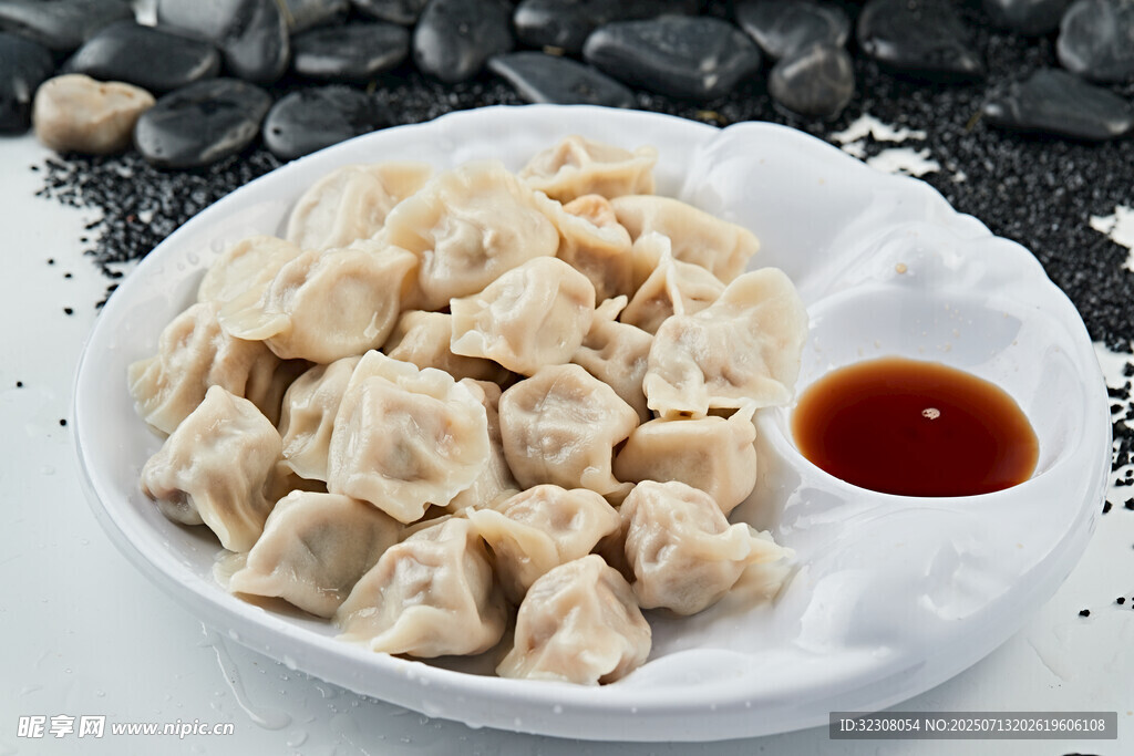 美味馄饨配蘸料