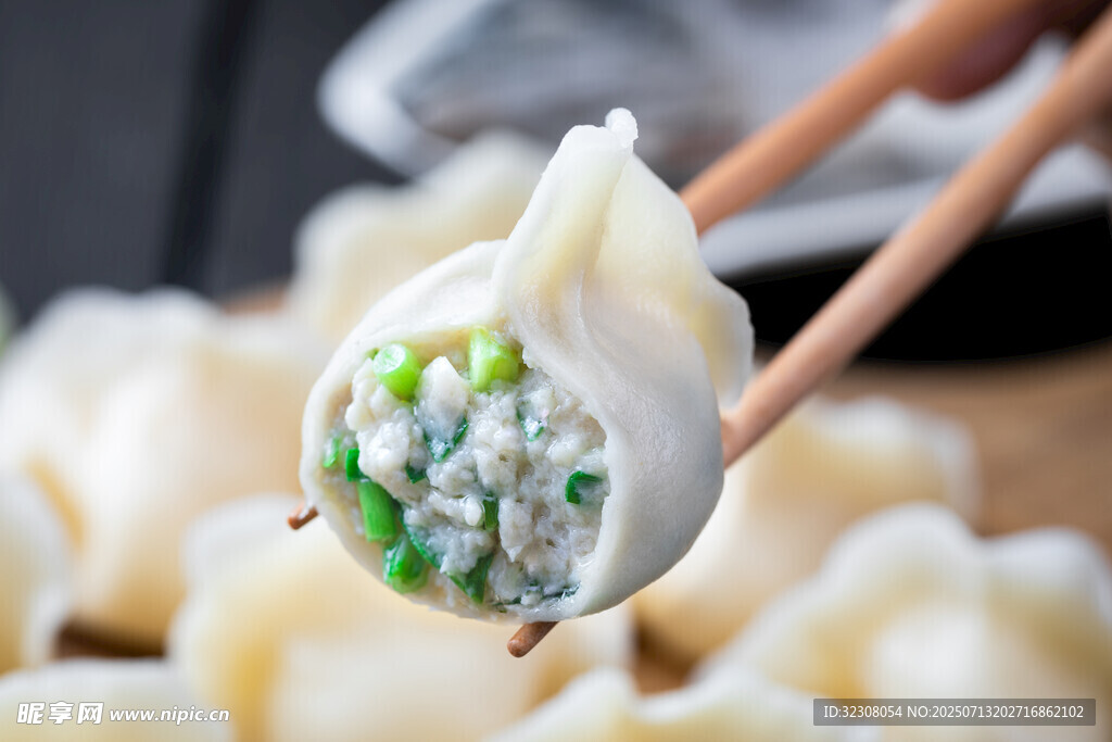 筷子夹起美味饺子馅料
