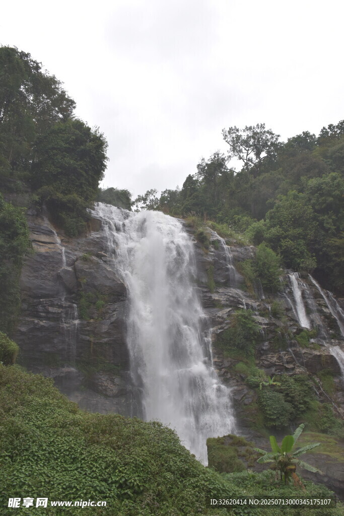 山间瀑布美景