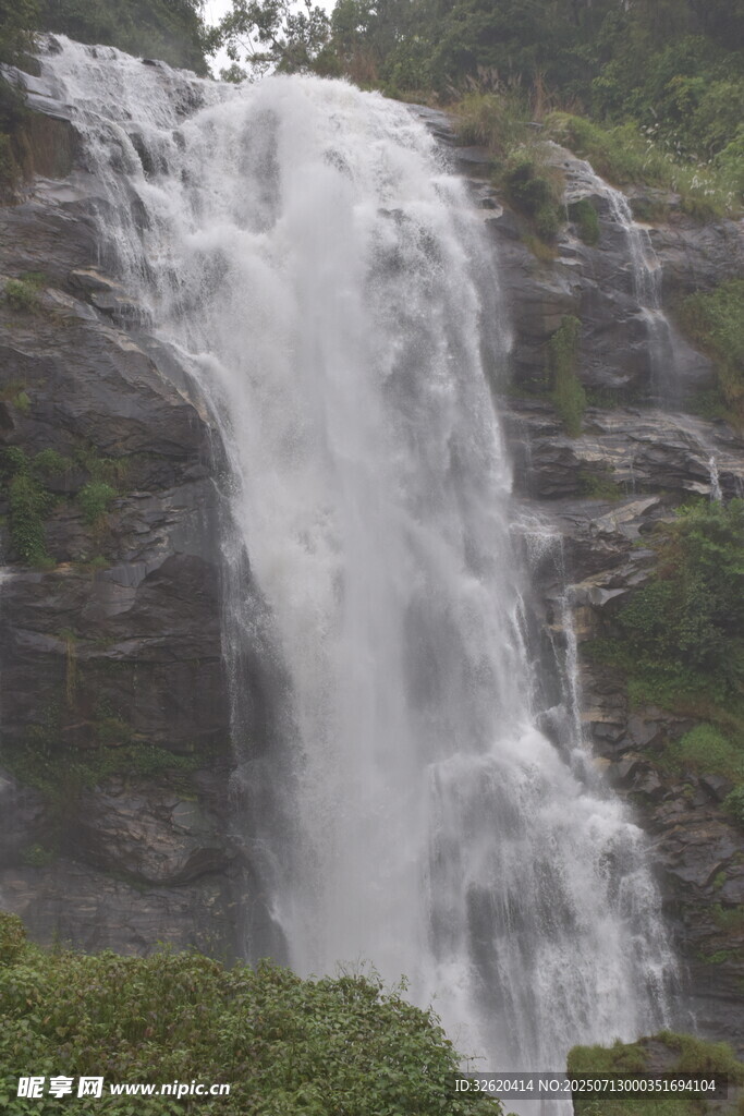 山间瀑布景观