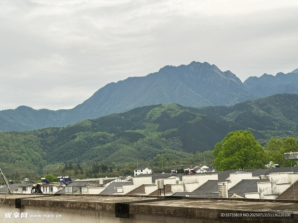 黄山 山间屋顶景观  绿意盎然