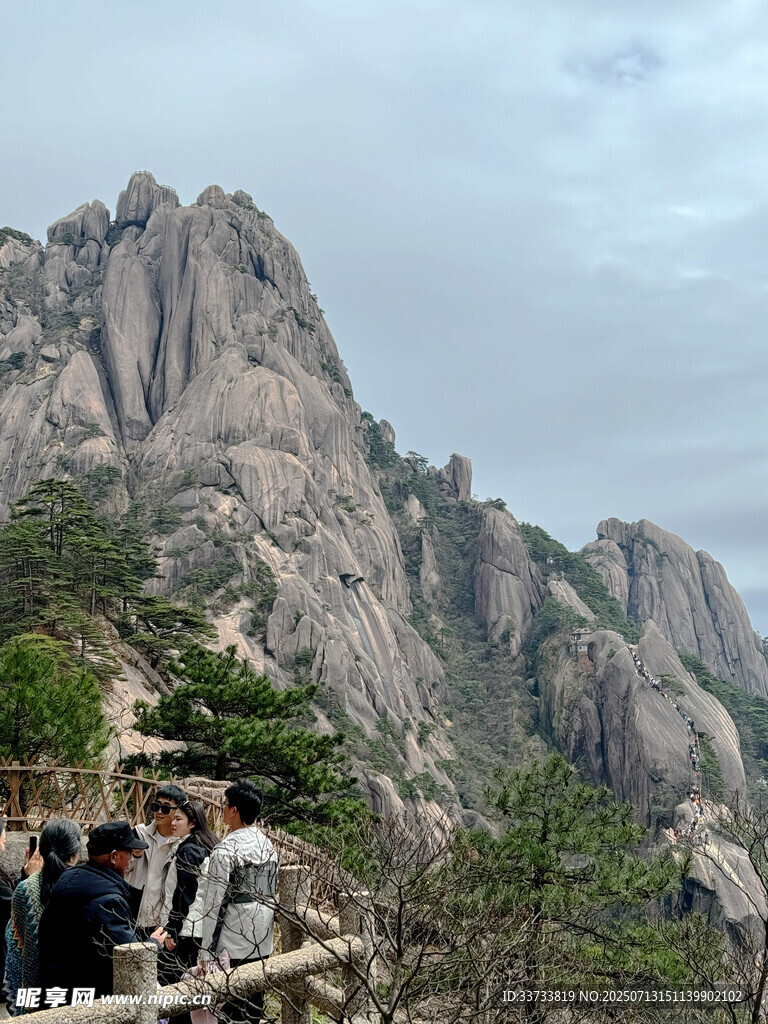 黄山 游客攀登壮观嶙峋山峰