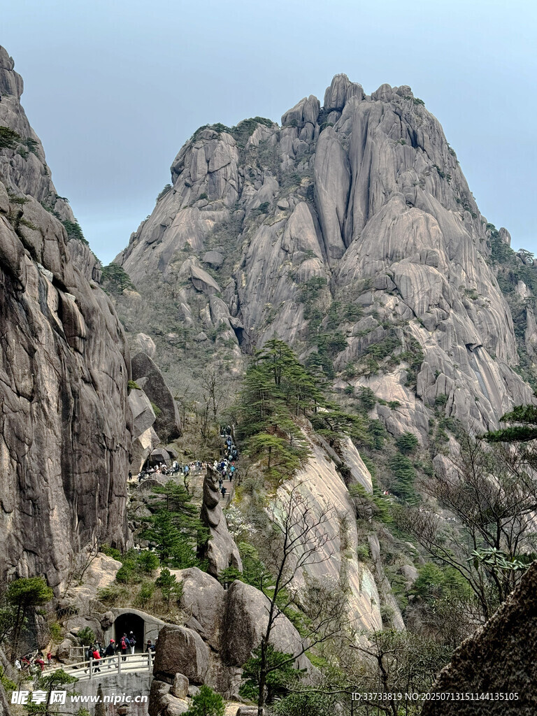 黄山 巍峨壮观的险峻山峰