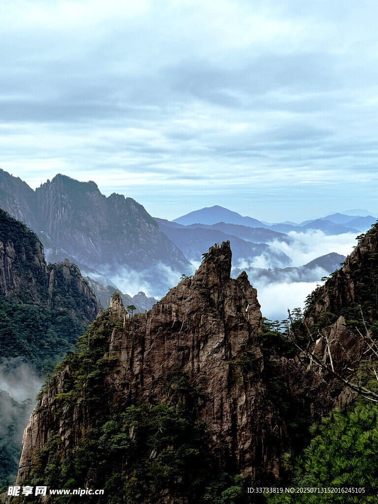 黄山奇峰云海壮丽景观