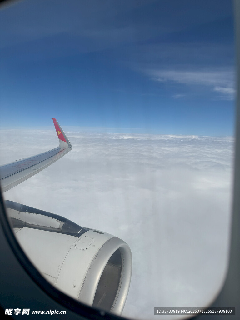 飞机舷窗视角的云海美景