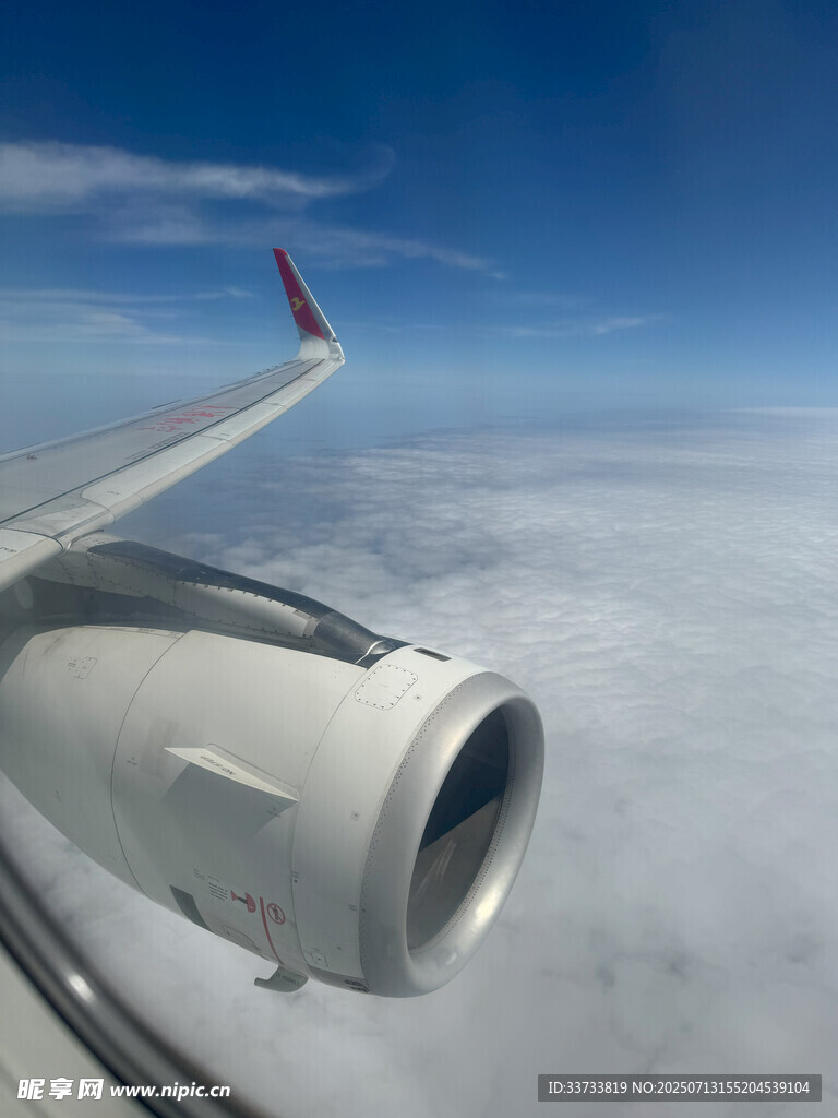 飞机机翼视角的高空美景