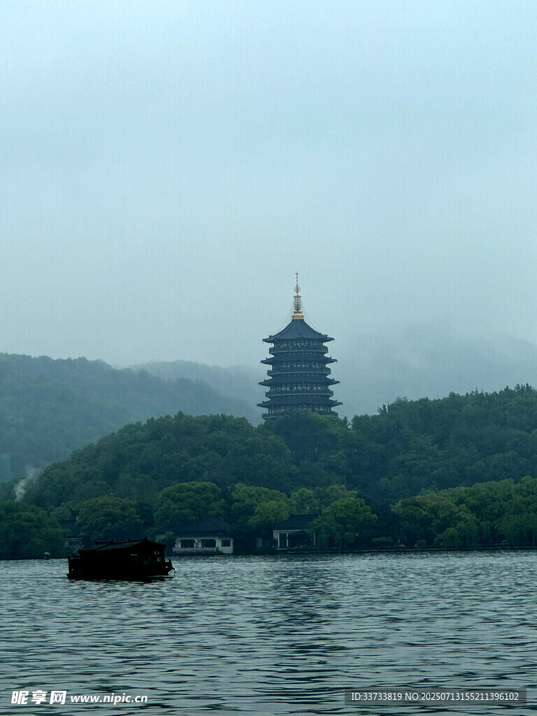 西湖景致中的古塔与湖水