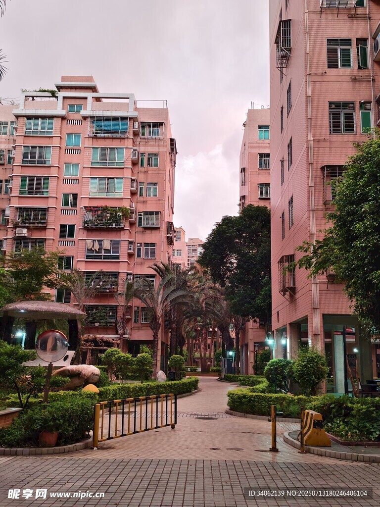 粉色居民楼与周边绿化景观