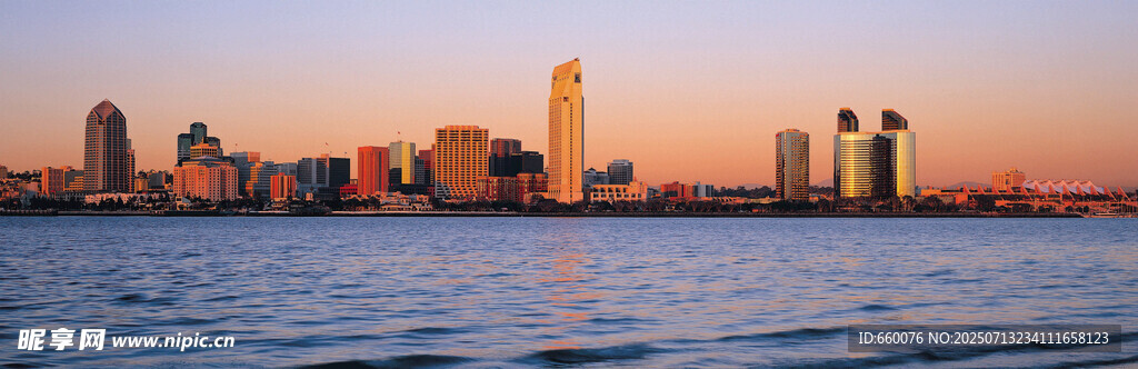 城市天际线与水面的黄昏景