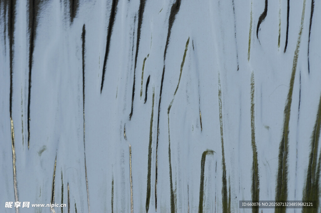 玻璃上流淌的雨滴