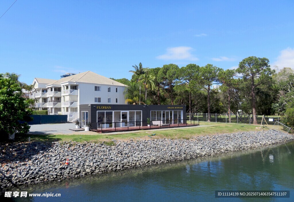 海滨内湾旁的精致建筑景观