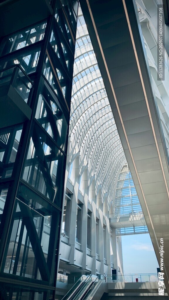 现代建筑内部钢结构景观