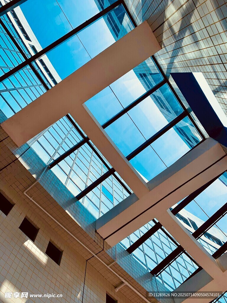 现代建筑内部天窗景观