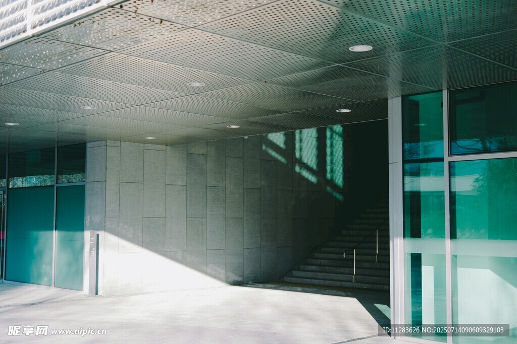 现代建筑入口处景致