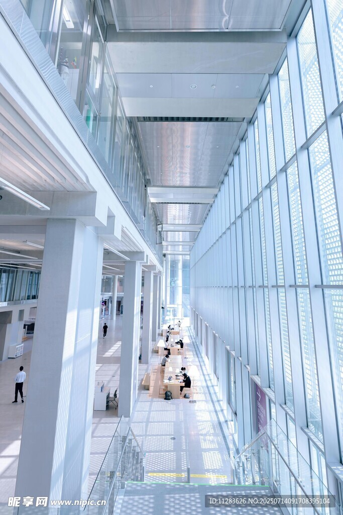 现代通透感办公走廊空间