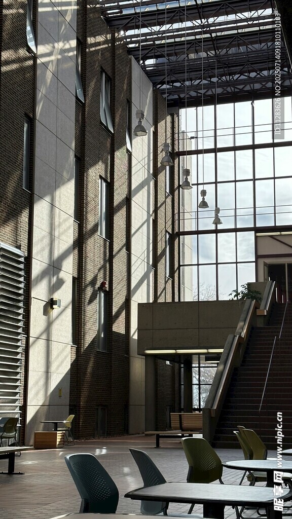 现代风格宽敞室内建筑空间