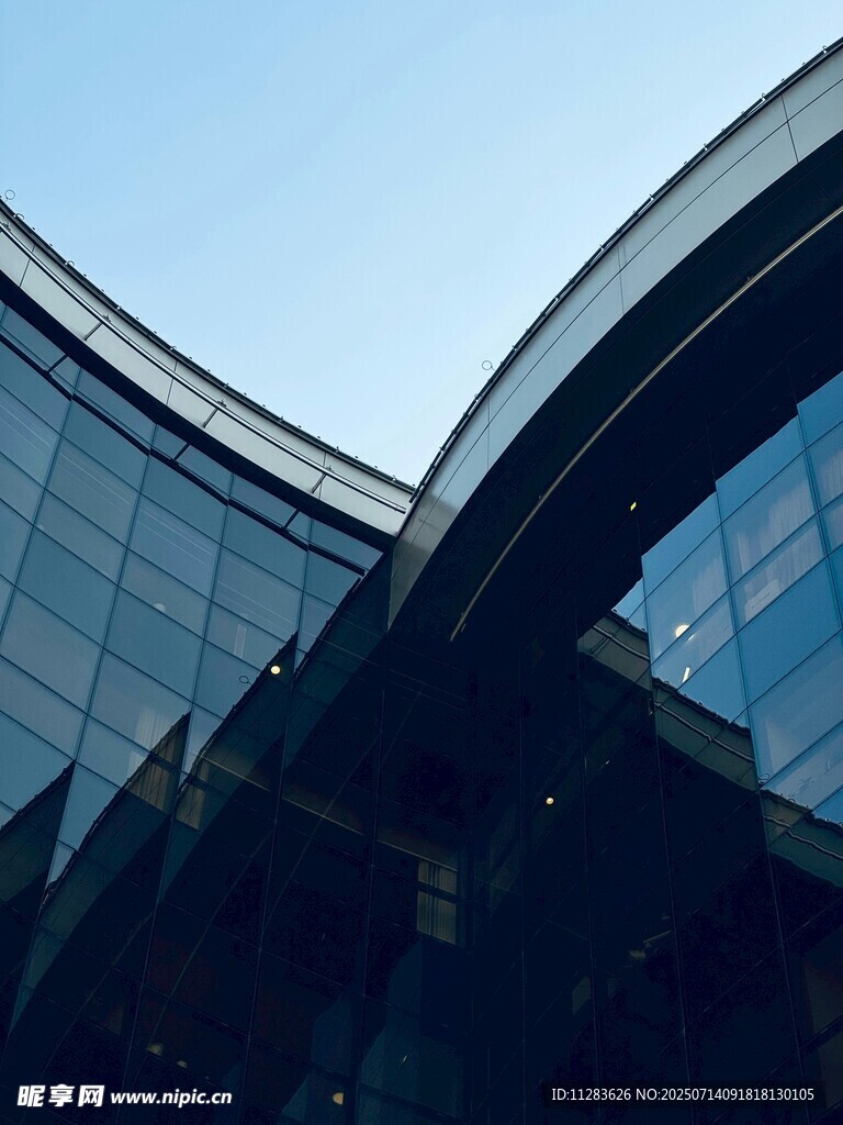 现代弧形玻璃建筑外观