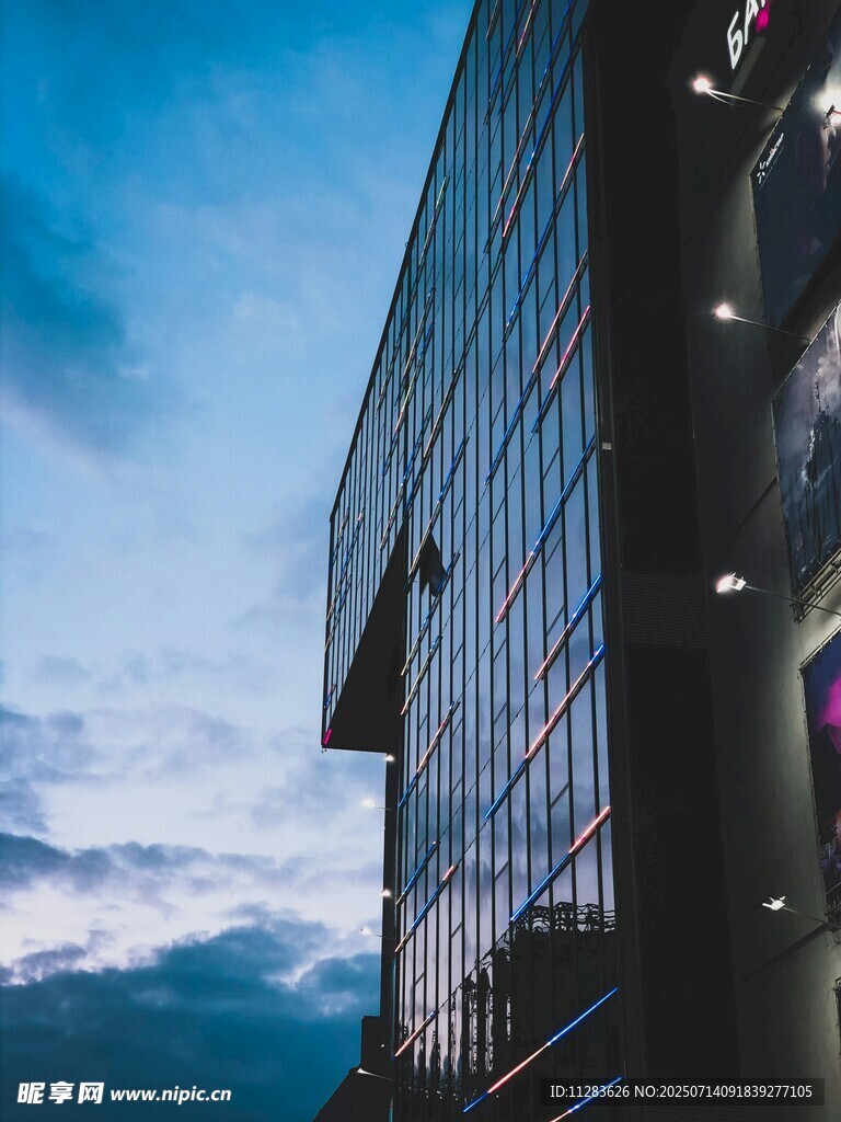 城市高楼与天空美景
