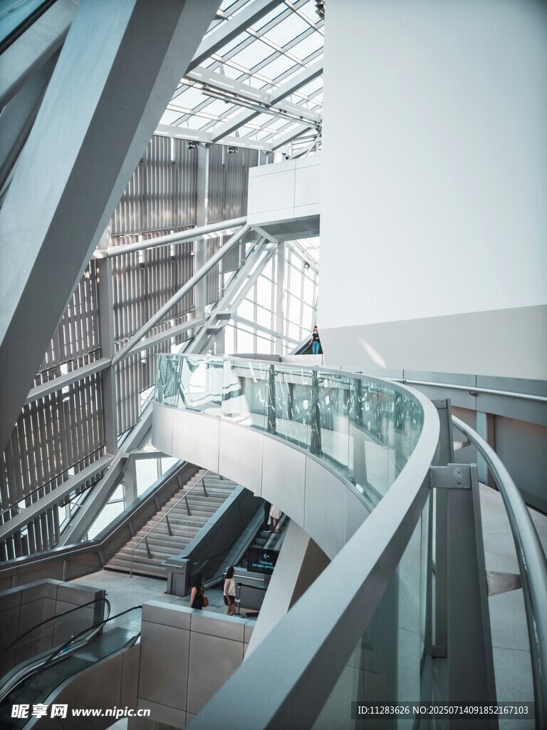 现代建筑中的旋转楼梯景观