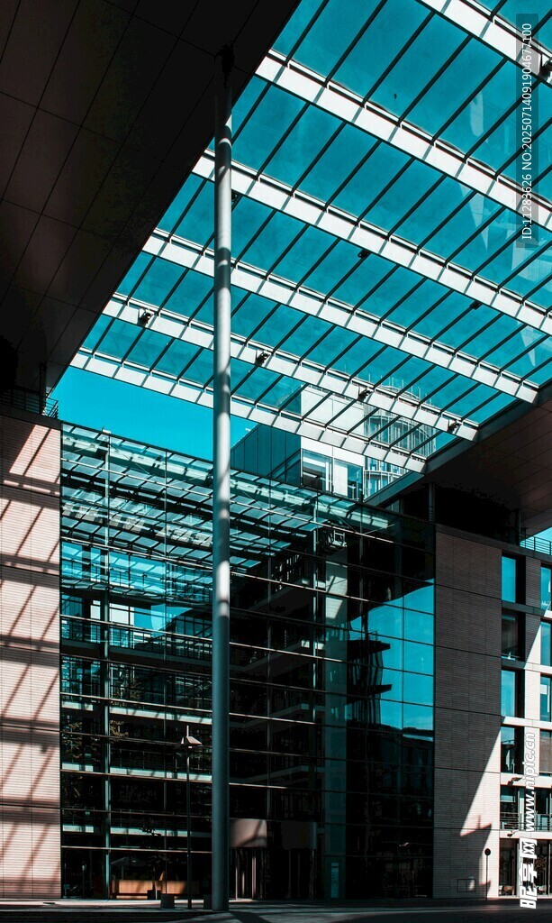 现代玻璃顶棚建筑空间