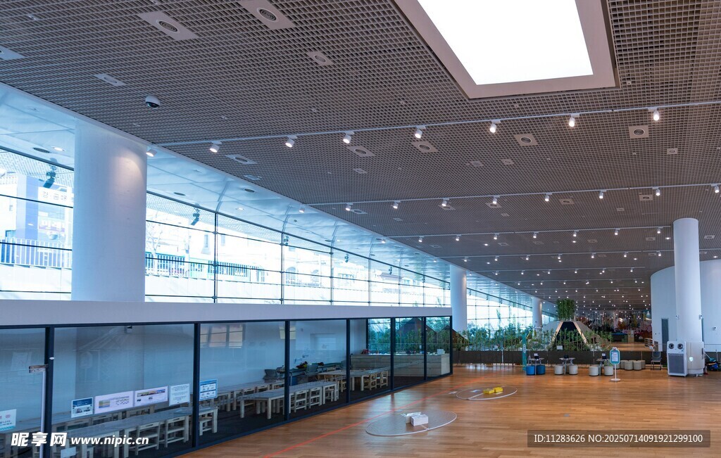 宽敞明亮的现代化室内空间