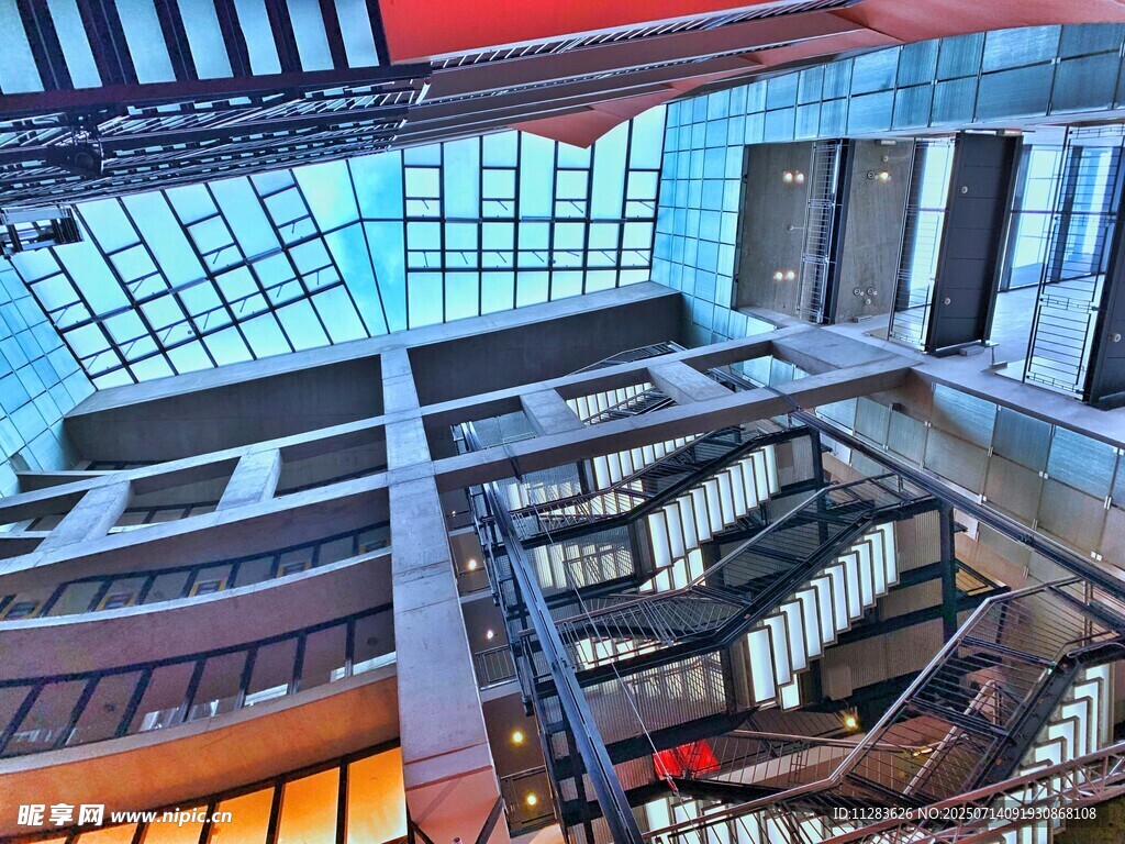 现代建筑内部壮观楼梯景观