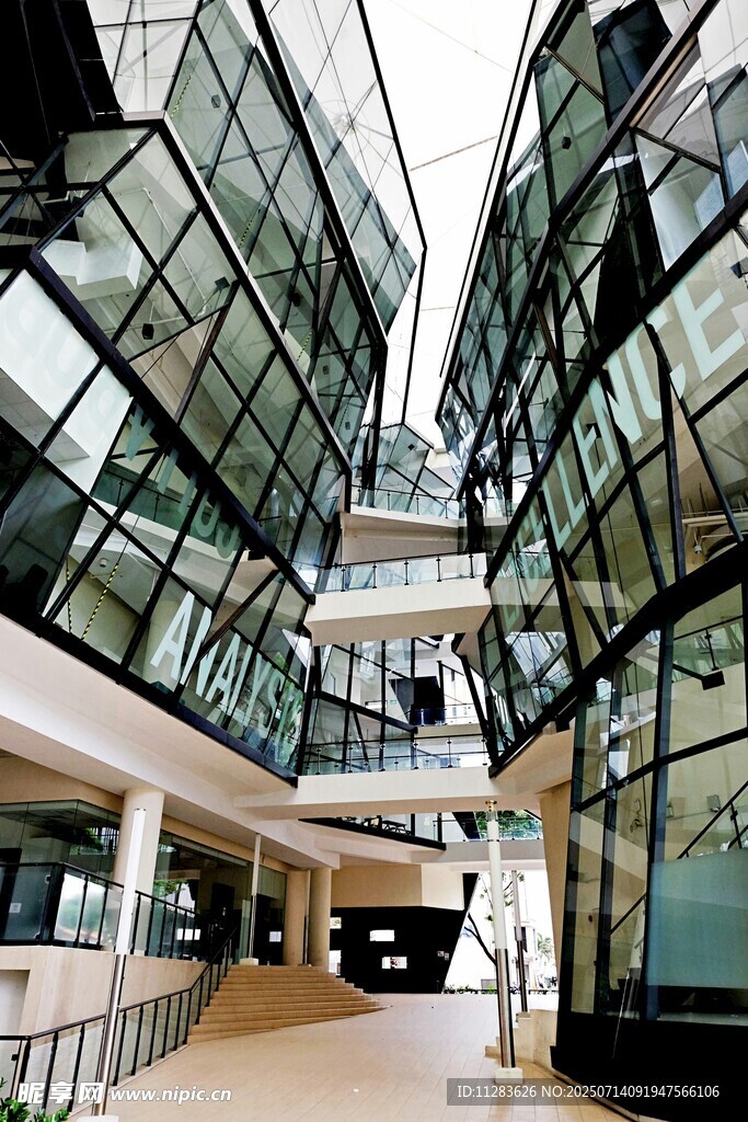 现代玻璃幕墙建筑内部空间