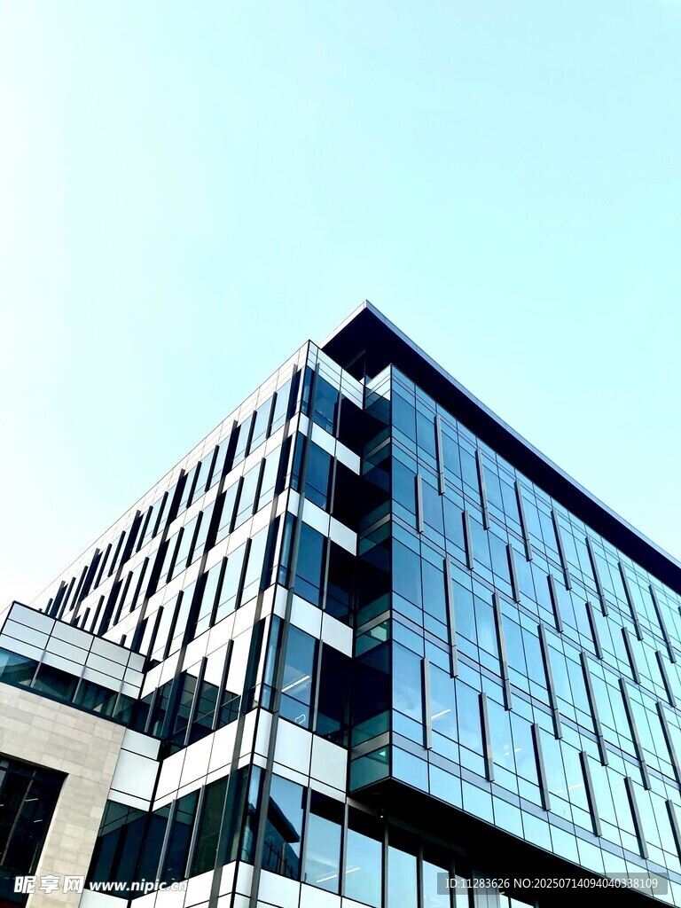 现代玻璃幕墙高楼建筑