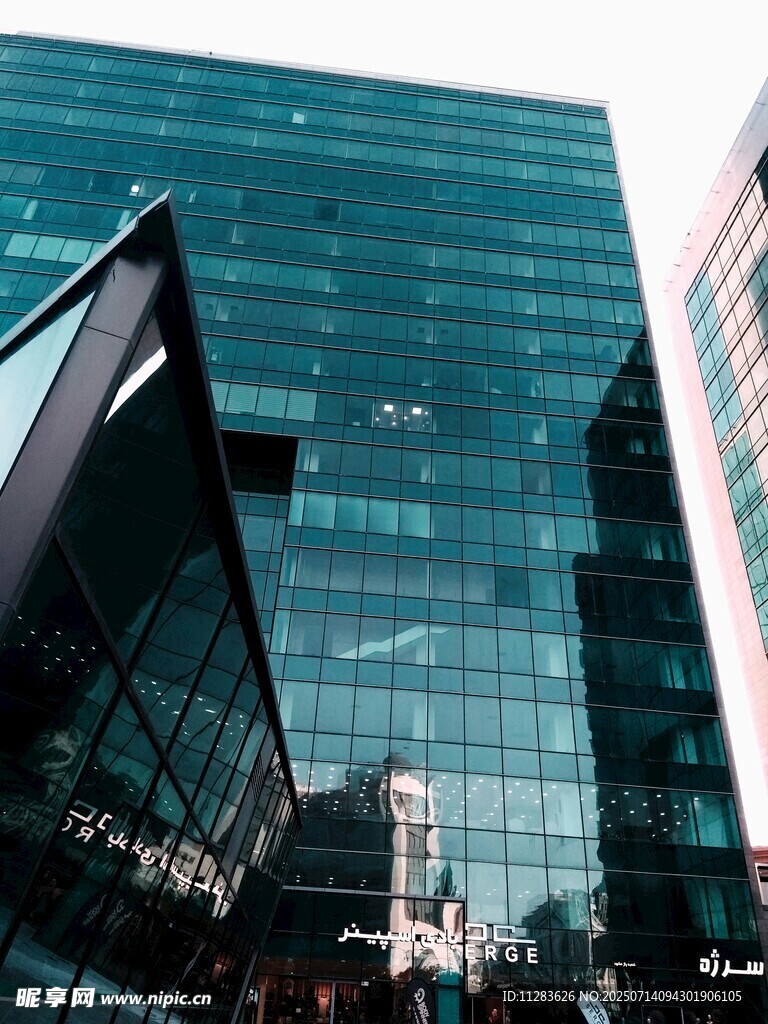 现代玻璃幕墙城市建筑