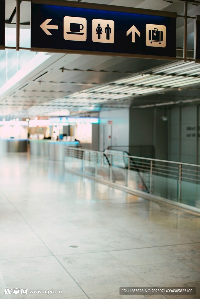 机场大厅指示牌与空旷通道