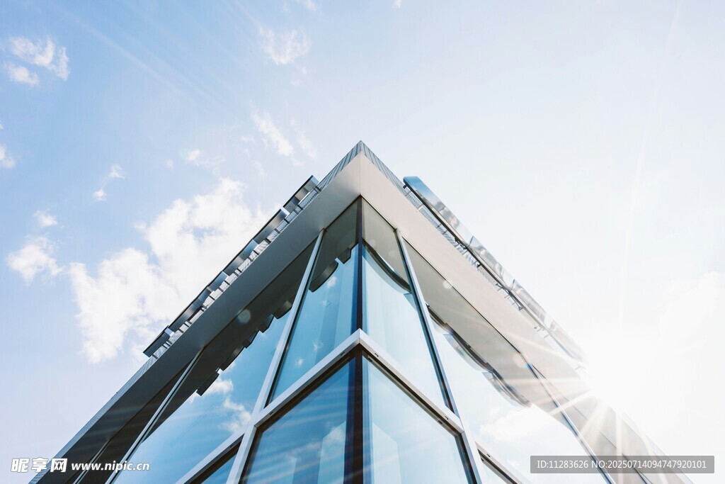 现代玻璃幕墙高楼建筑