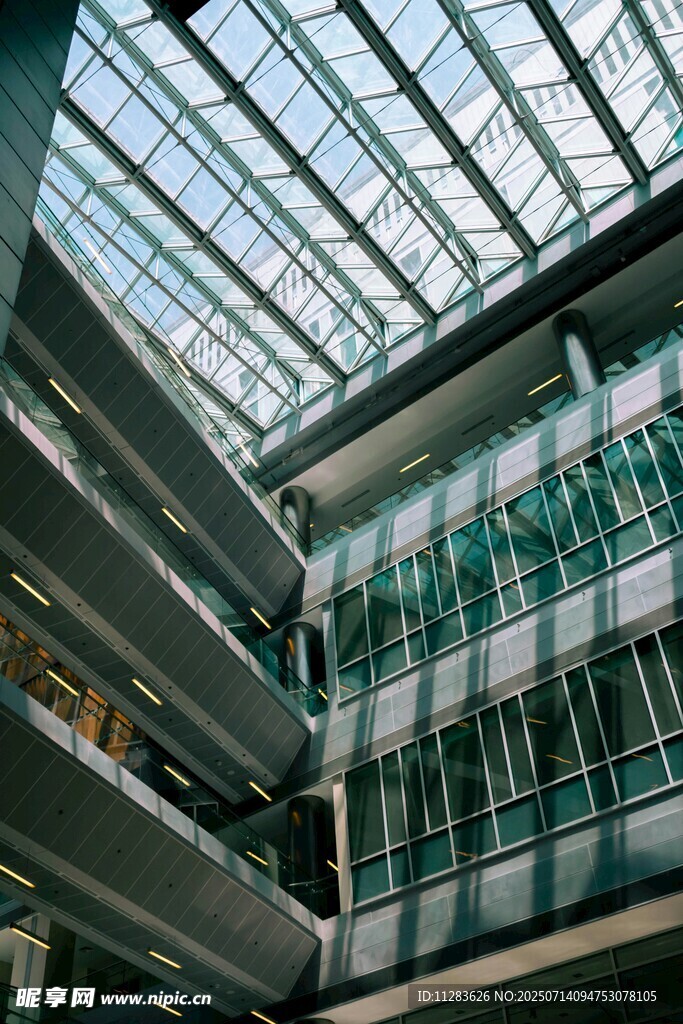 现代玻璃顶多层建筑空间