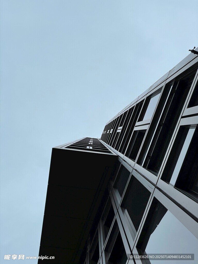 仰视现代建筑一角
