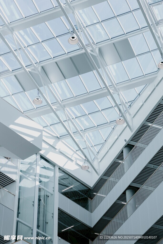 现代玻璃屋顶的建筑空间
