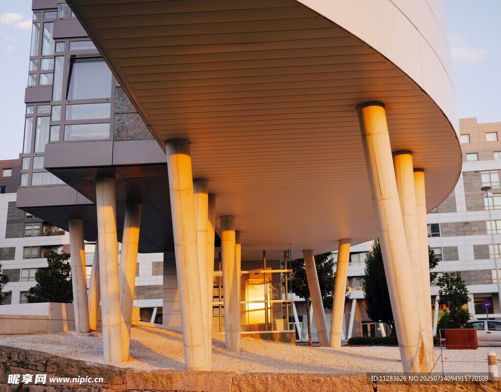 现代建筑底部立柱景观