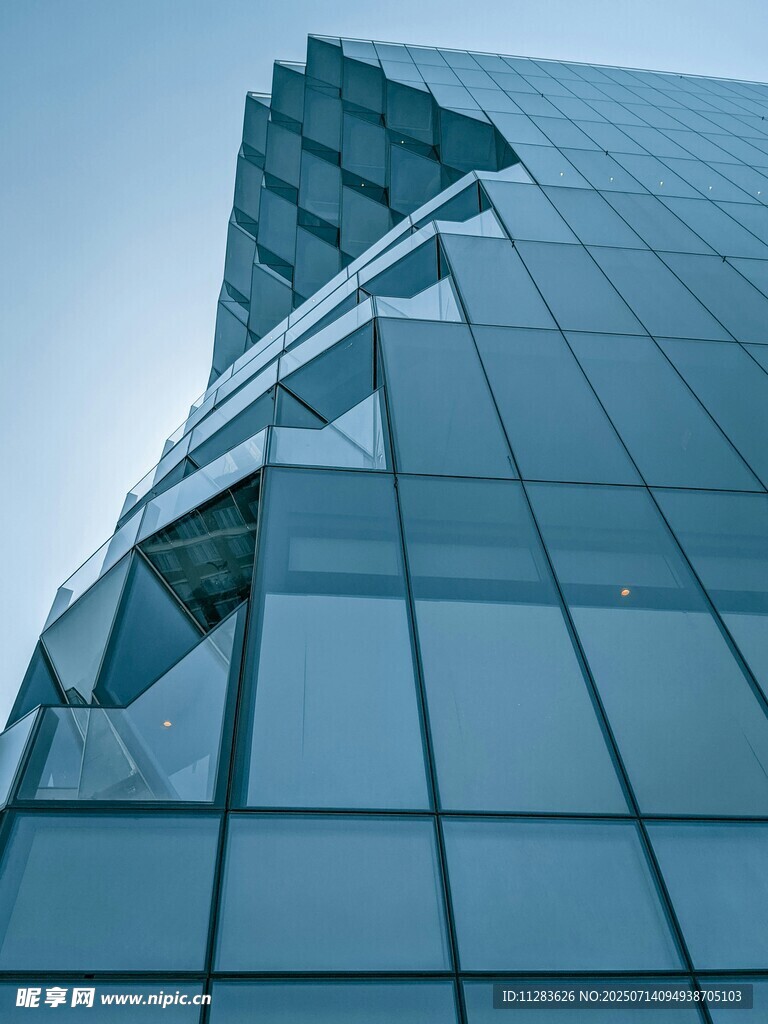 现代玻璃幕墙高楼建筑