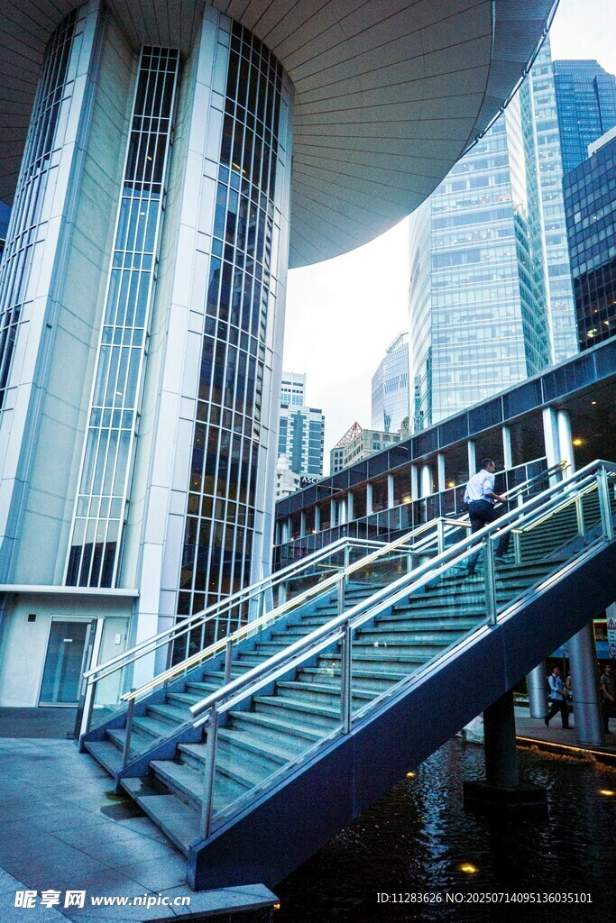 城市中的现代人行天桥