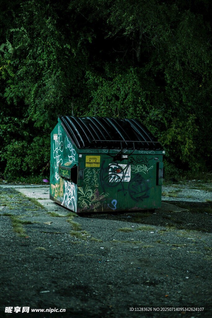 夜间的绿色小屋