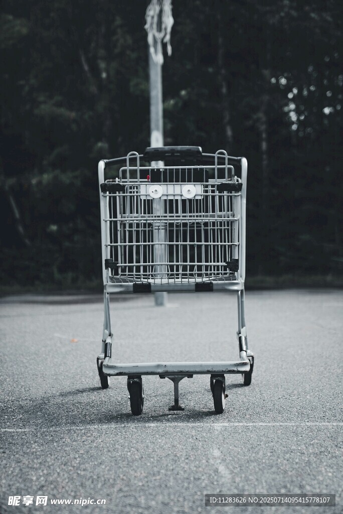 空旷处的孤独购物手推车