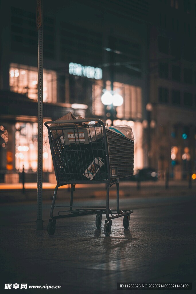夜晚街头的孤独手推车