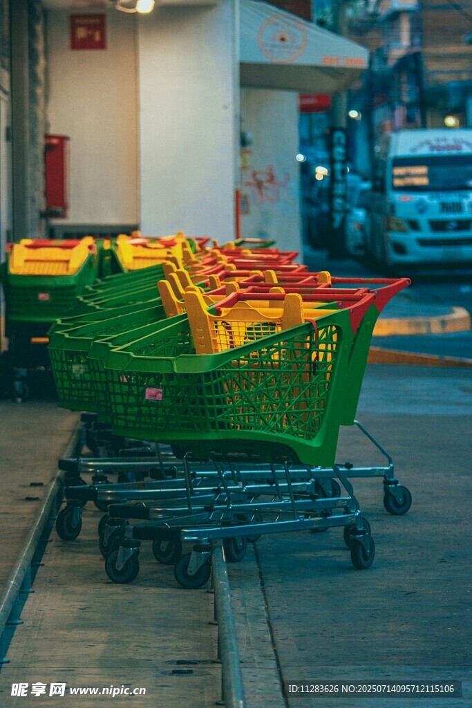 超市内满载货物的购物车