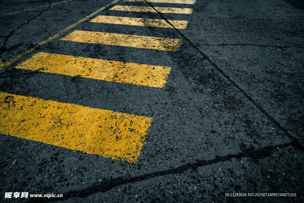 道路上的黄色标线