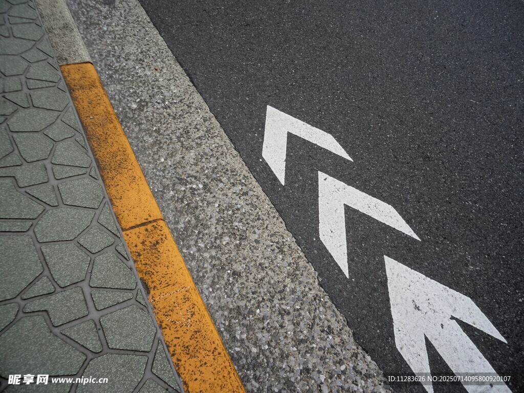 道路箭头标线特写