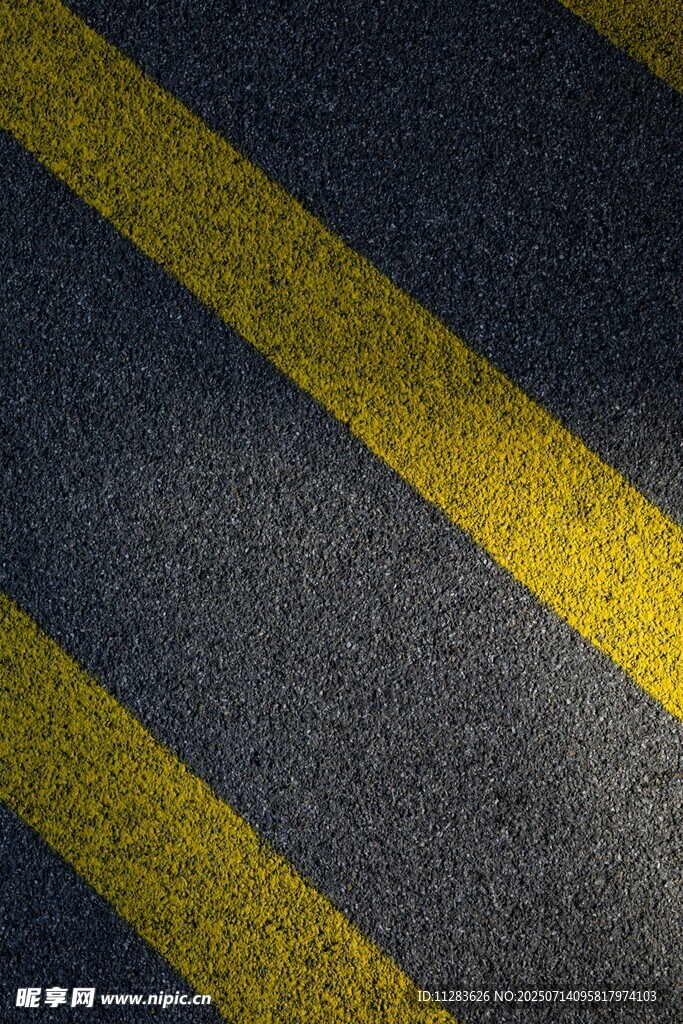 道路上的黄黑警示条纹