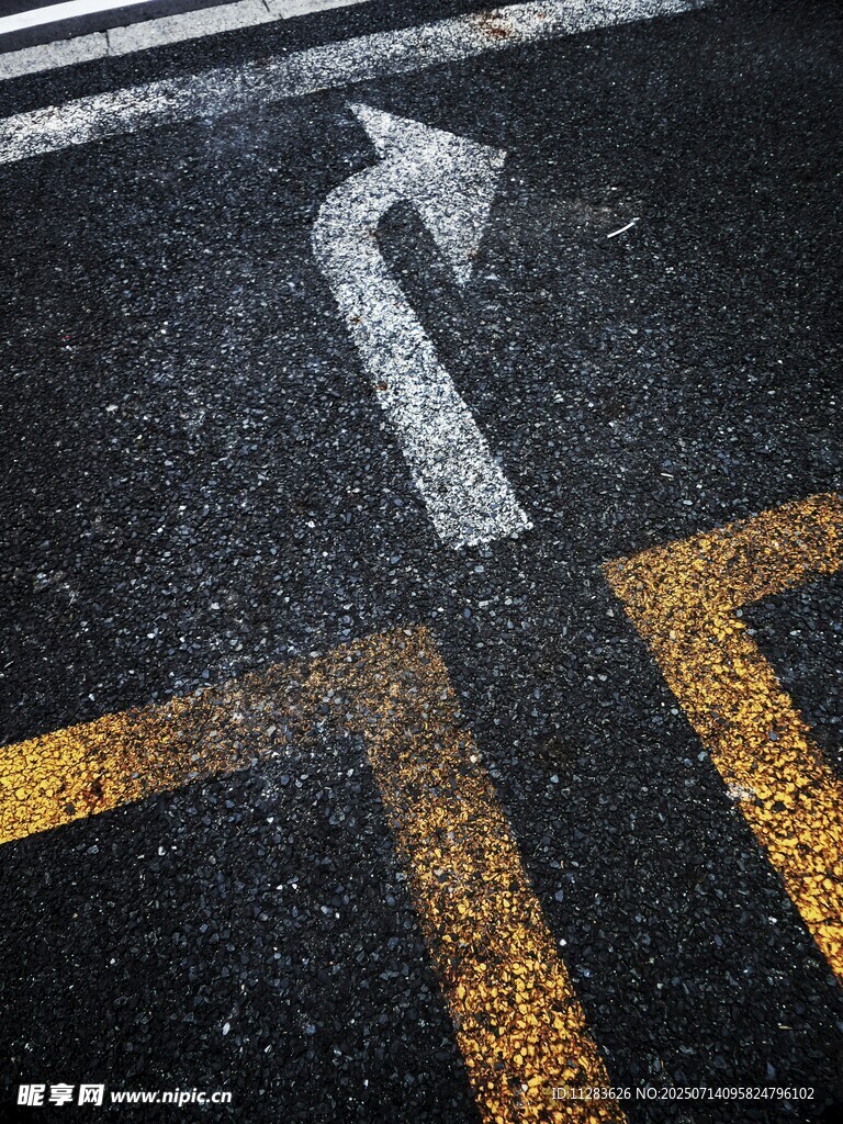 路面箭头交通标线特写