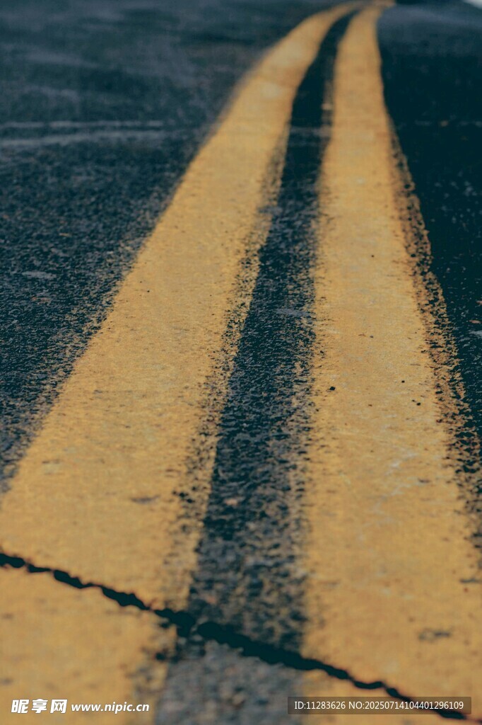公路上的双黄线