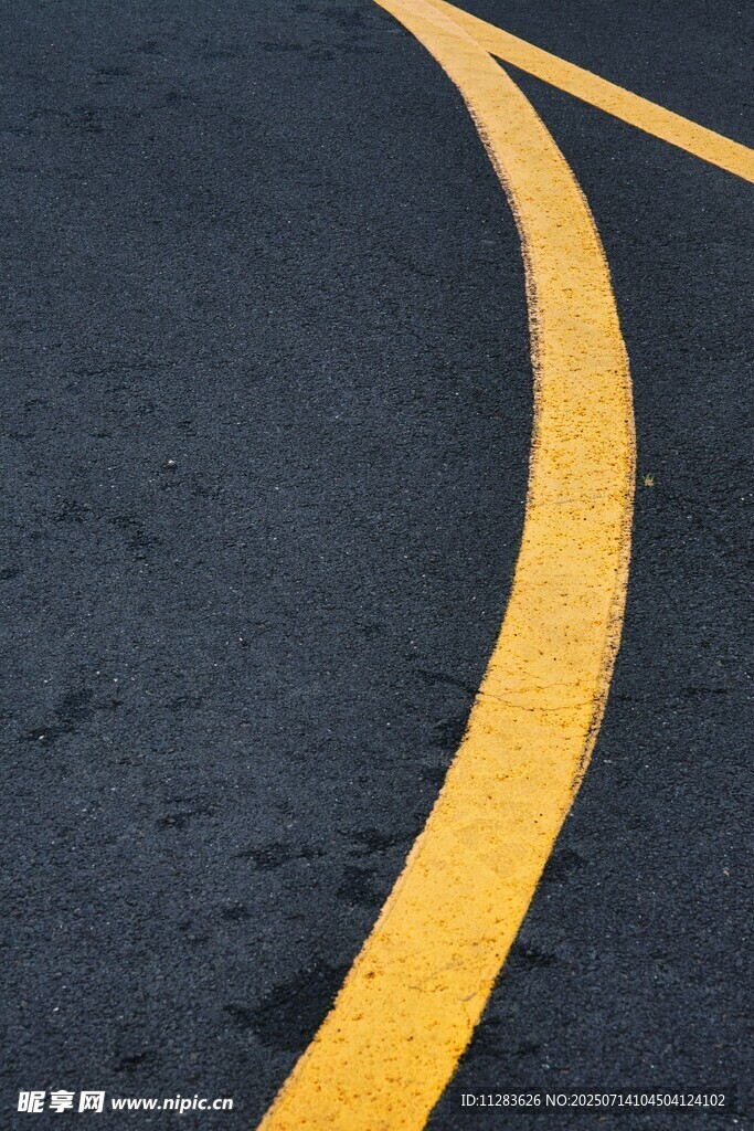 道路上的黄色弯曲标线