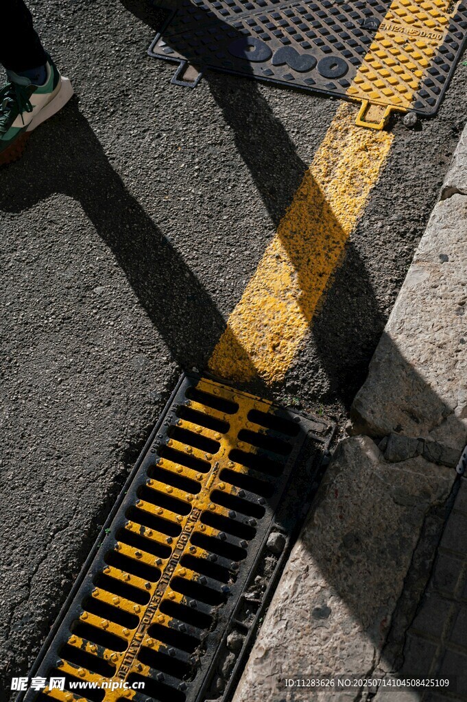 道路上的黄色标线与盲道