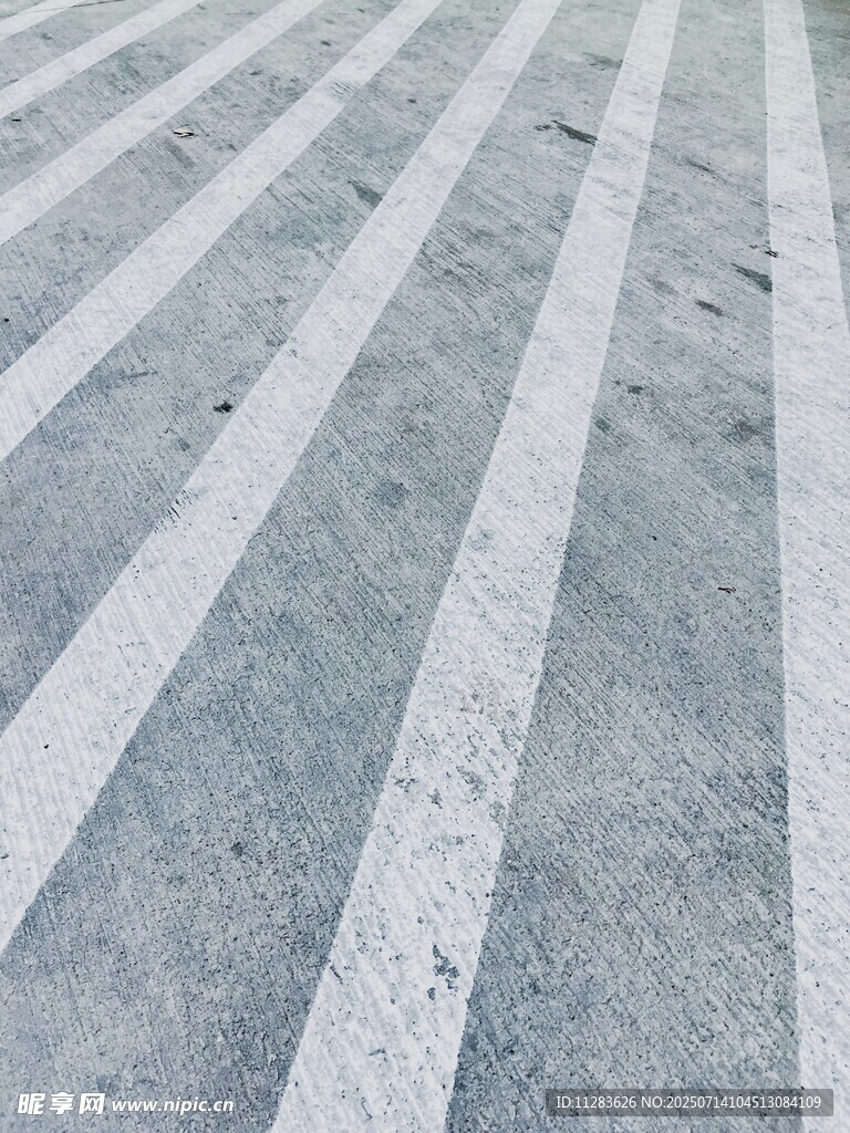 灰白条纹地面纹理特写